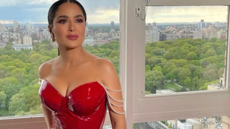 Salma Hayek usa esta mascarilla coreana para tener piel de porcelana después de los 50