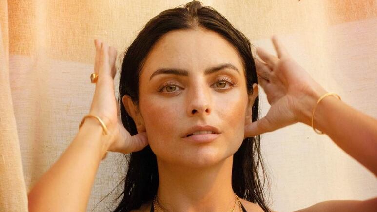 Aislinn Derbez nos enseña a usar la mini falda de mezclilla para lucir piernas perfectas