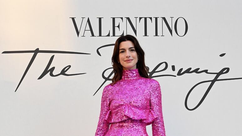 Anne Hathaway deslumbra con minivestido rosa Barbie de lentejuelas y zapatos de plataforma
