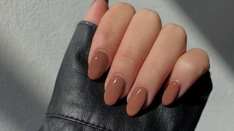 ‘Coffee nails’, las uñas acrílicas cafés que son perfectas para la cena de Navidad