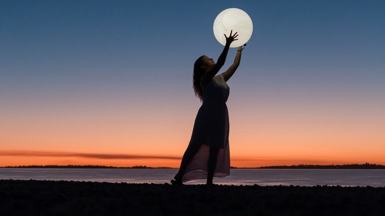 Luna de Fresa 2024: Rituales para atraer el dinero y la abundancia al hogar