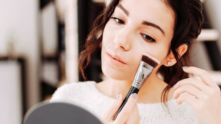 Truco de maquillaje para borrar arrugas y ojeras después de los 65