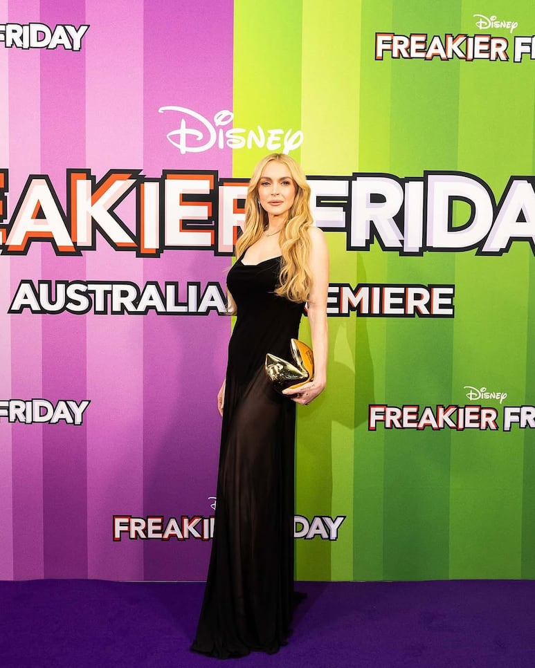 Lindsay Lohan usando un vestido negro con semitransparencias en la red carpet de Freakier Friday en Sídney Australia