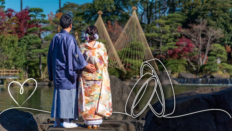 Una pareja vestida con yukata sonriente