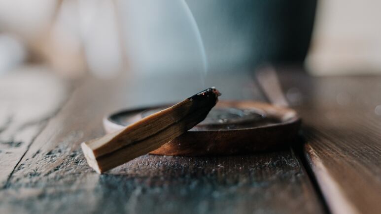 ¿Qué significa el humo del palo santo?
