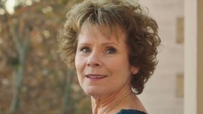 Así luce Imelda Staunton, Dolores Umbridge de ‘Harry Potter’, como la reina Isabel II en ‘The Crown’