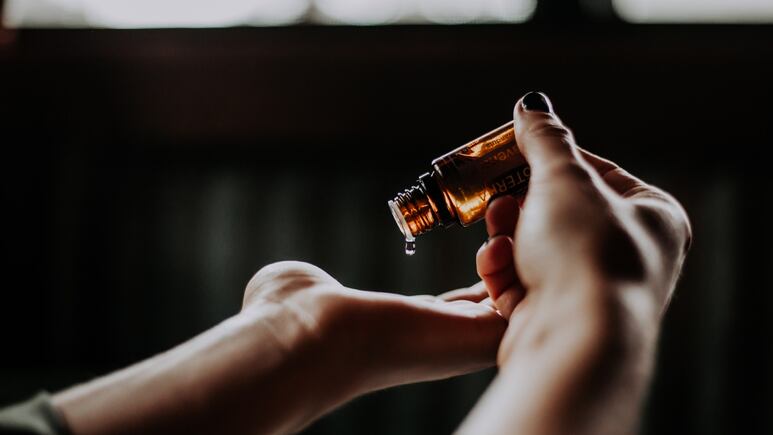 3 aceites esenciales para hidratar el rostro si tienes la piel seca, mixta o grasa