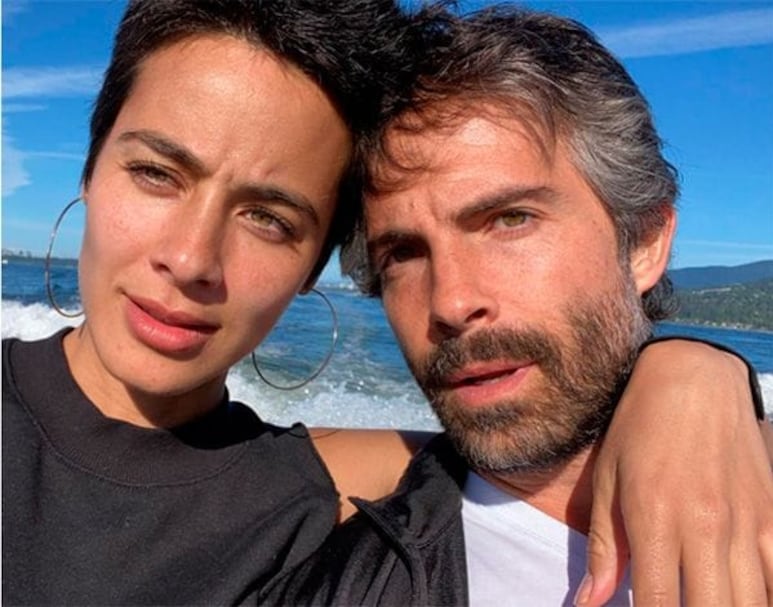 Osvaldo Benavides y Esmeralda Pimentel abrazados