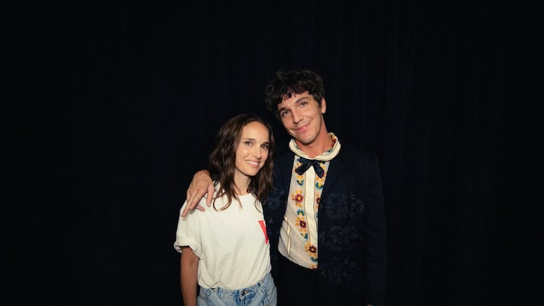 TikTok enloquece con Natalie Portman bailando junto a Role Model en Nueva York