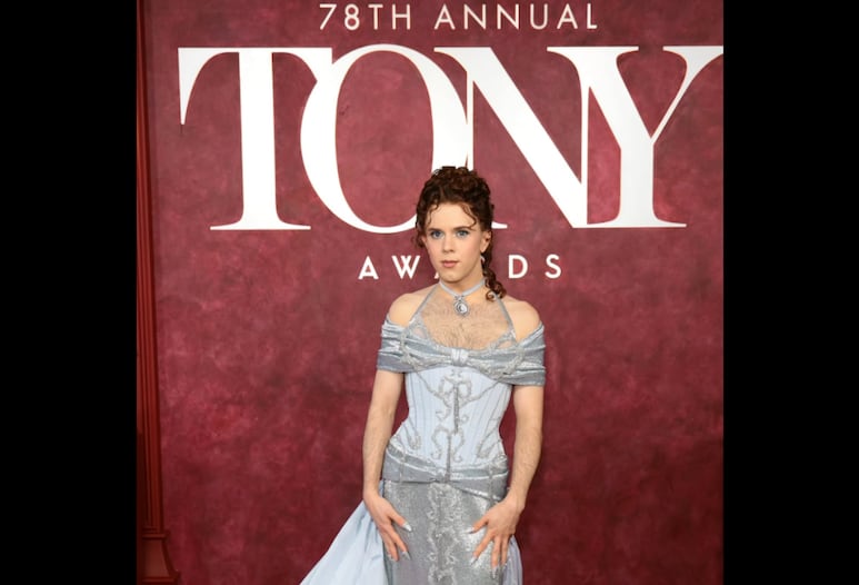 Mejores looks de la Alfombra roja de los premios Tony 2025 cole scola