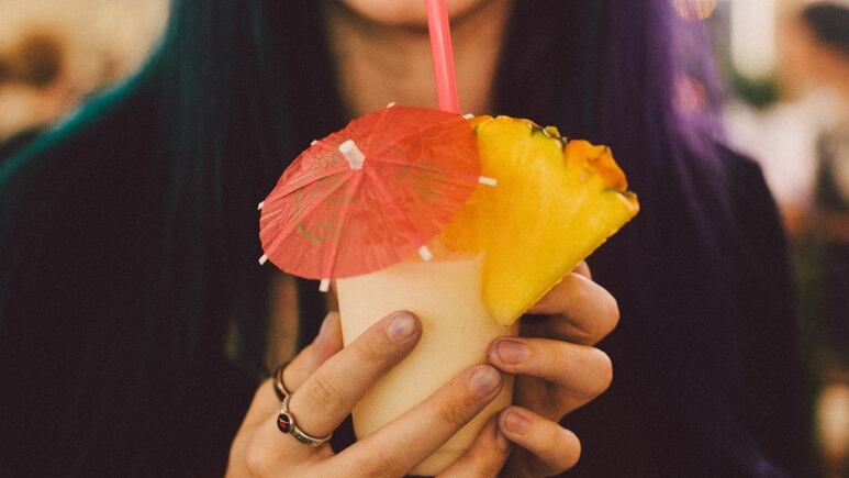 4 bebidas refrescantes con flores para disfrutar en primavera