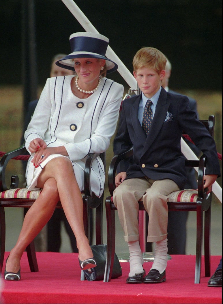 ¿Harry mejor rey que Guillermo? La teoría que Diana de Gales supuestamente compartió en privado