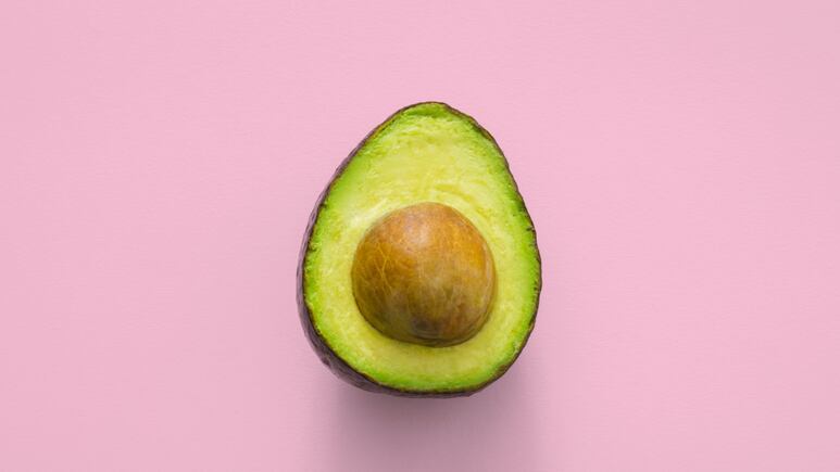 Haz tu propio protector térmico para el cabello con aguacate