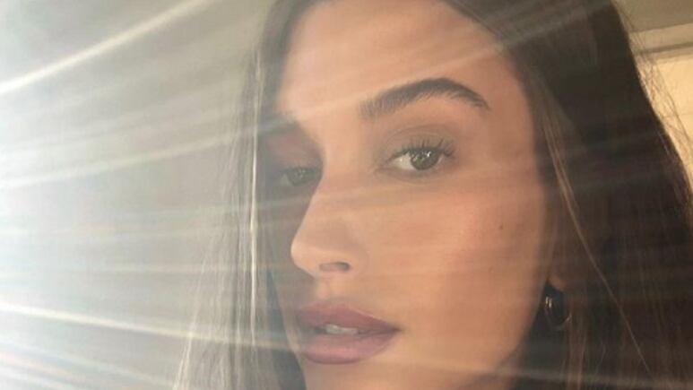 Hailey Bieber sorprende con disfraz de Britney Spears; recrea looks de la princesa del pop (FOTOS)