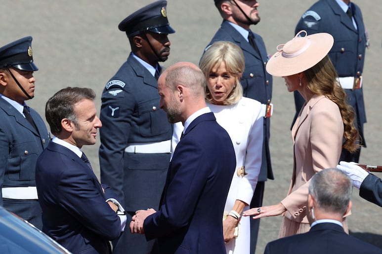 El presidente de Francia, Emmanuel Macron y su esposa, Brigitte Macron son recibido por el príncipe William y Kate