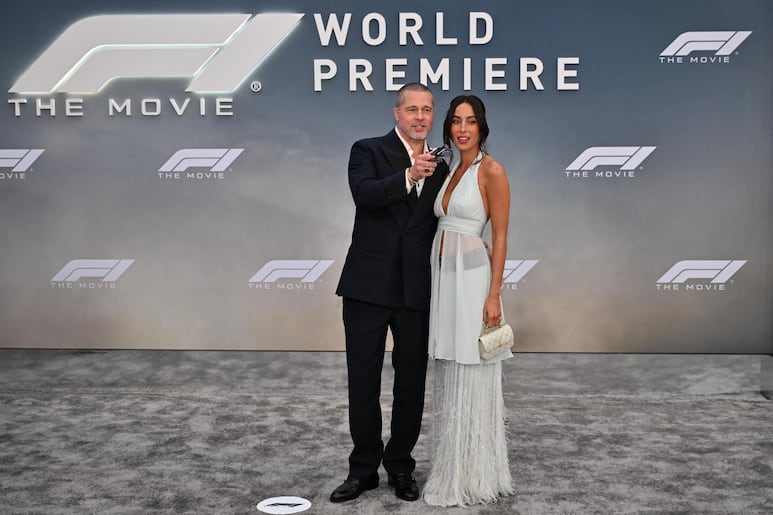 Brad Pitt susurra algo al oído de Inés de Ramón
