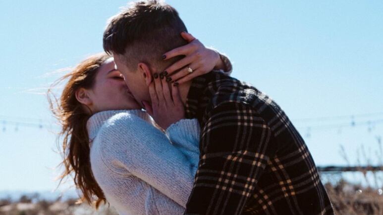 Joey King se compromete con el cineasta Steven Piet