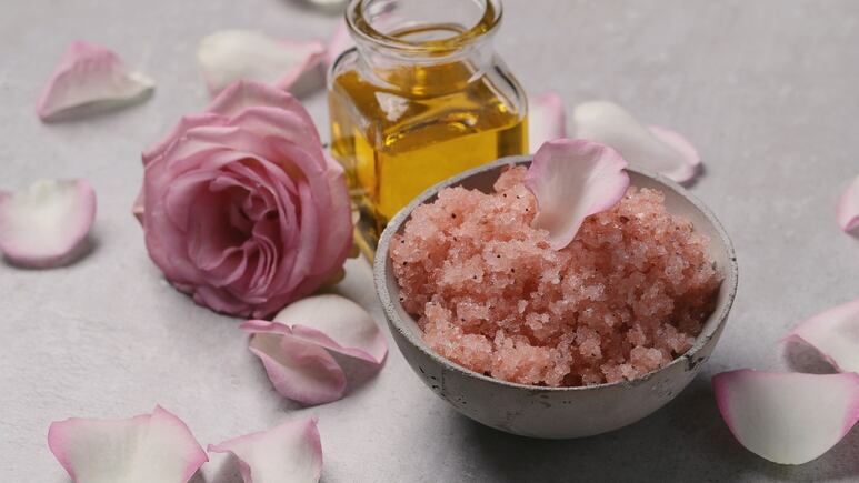 Truco fácil con pétalos de rosa para quitar bolsas en los ojos y eliminar ojeras RÁPIDAMENTE