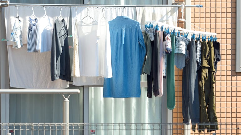 Tendedero con ropa colgada junto a la ventana