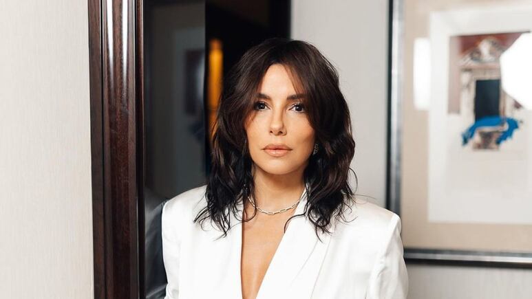 Eva Longoria cambia de look y usa el corte de cabello Bob que adelgaza el rostro a los 50