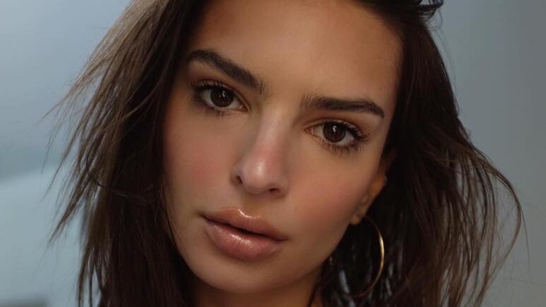 Emily Ratajkowski usa el delineado de ojos que regala una vibra seductora y rejuvenece a los 30