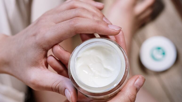 Antiedad: Haz una crema antiarrugas con aceite de oliva y agua de rosas para rejuvenecer el rostro