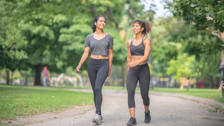 Caminata japonesa: ¿Qué es y cuáles son los beneficios que aporta esta nueva tendencia para personas sedentarias?