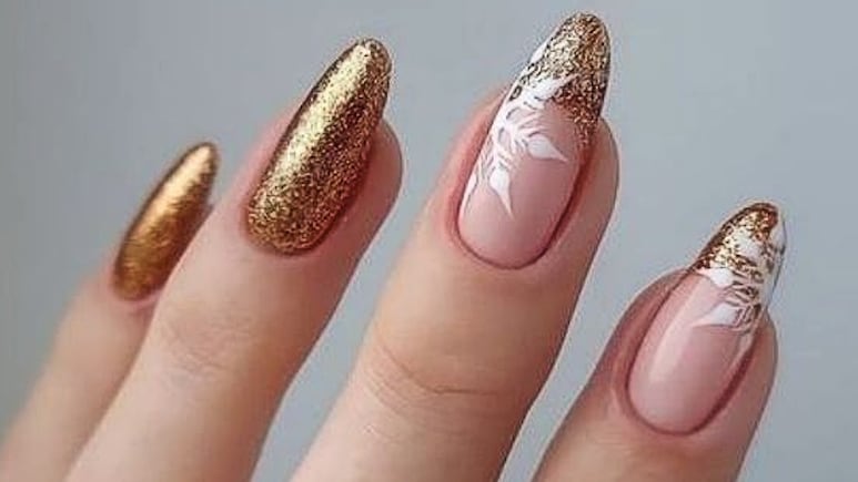 4 diseños de uñas acrílicas doradas que son ideales para llevar en la cena de Navidad