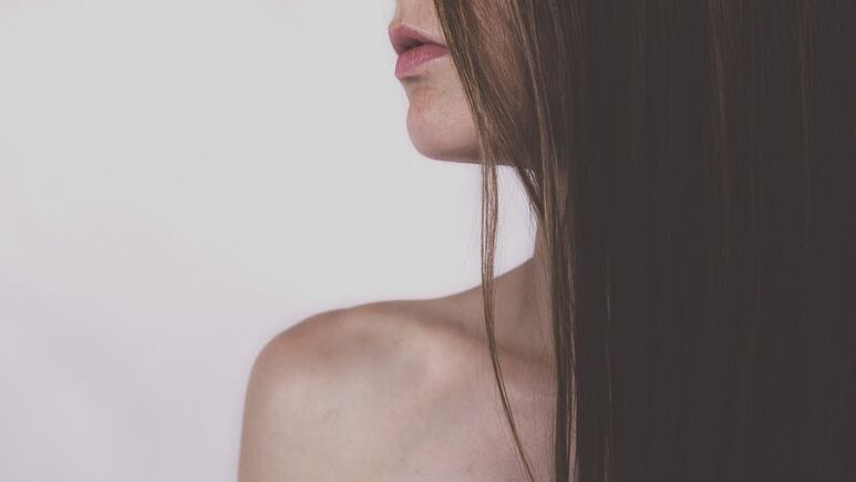 Agua de rosas: Conoce los beneficios de utilizarla en tu cabello