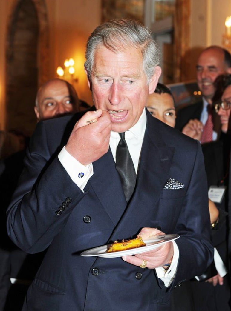 Rey Carlos III comiendo en el palacio de buckingham