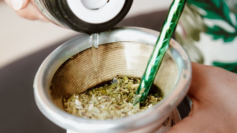 Plantas medicinales: 5 infusiones que ayudan a perder peso y desinflamar el vientre