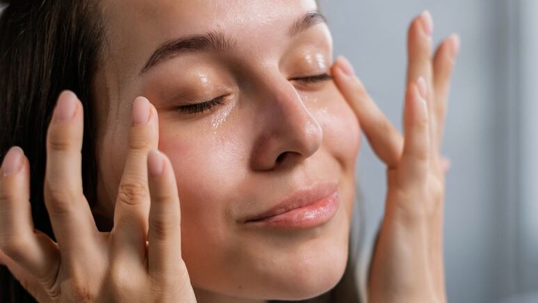 Haz estos 2 masajes faciales por 30 segundos para eliminar las bolsas de los ojos