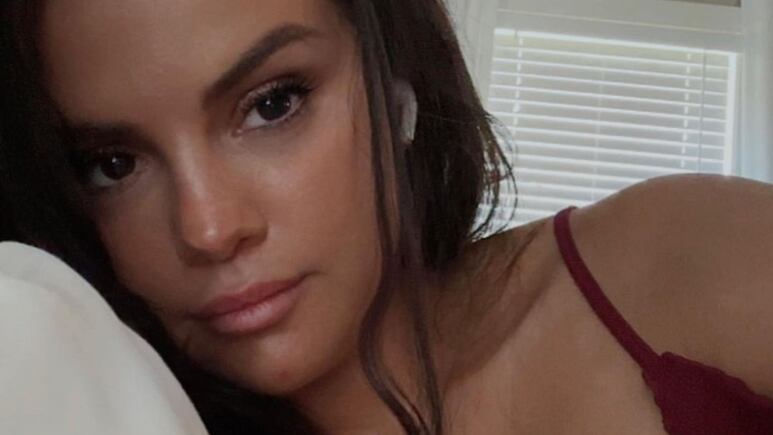 Selena Gomez modela el bikini rosa pastel con escote de impacto que será tendencia en verano