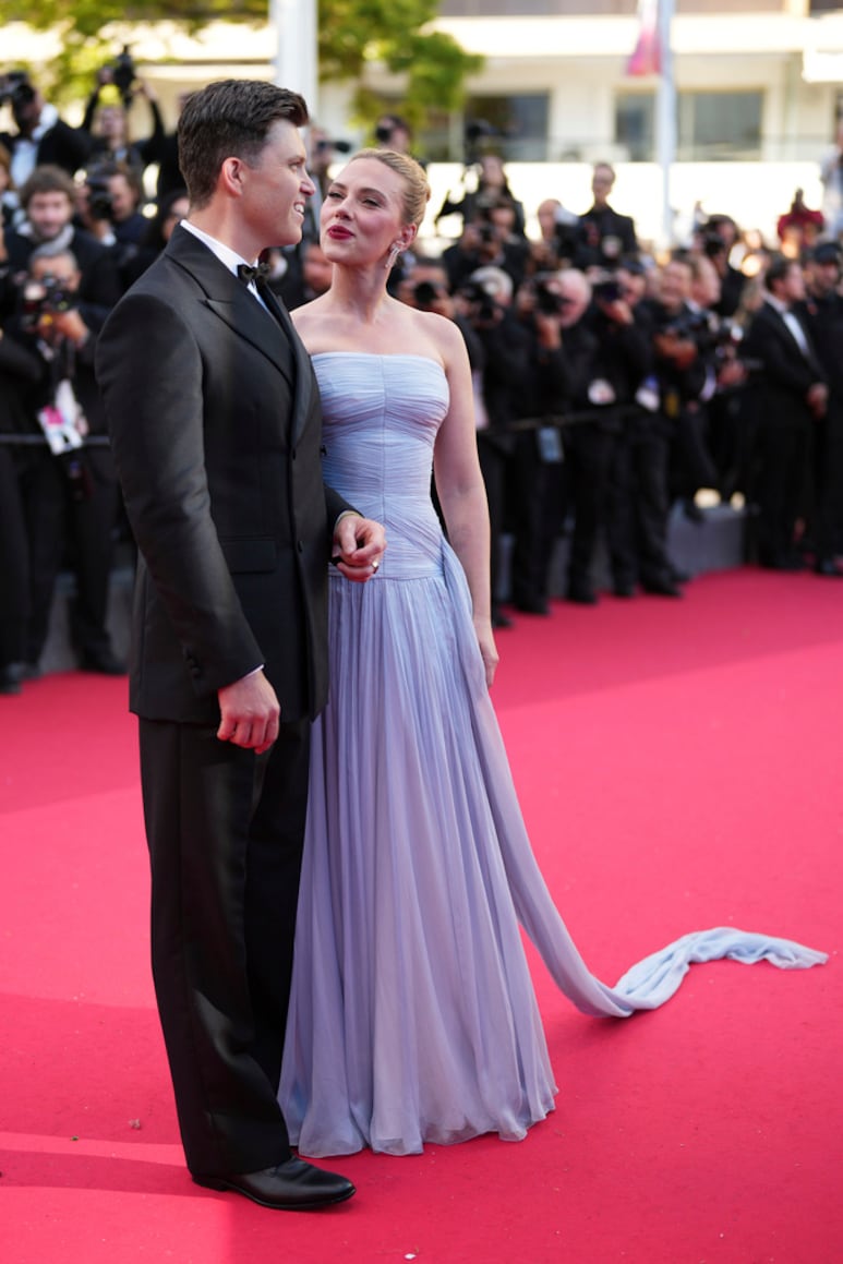 Colin Jost y Scarlett Johansson en Cannes