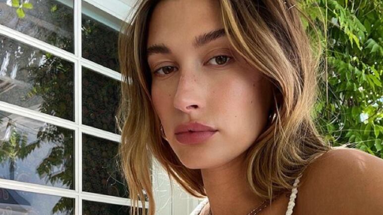 Hailey Bieber deja de ser rubia; tiñe su cabello de castaño chocolate, el color tendencia de otoño (FOTO)