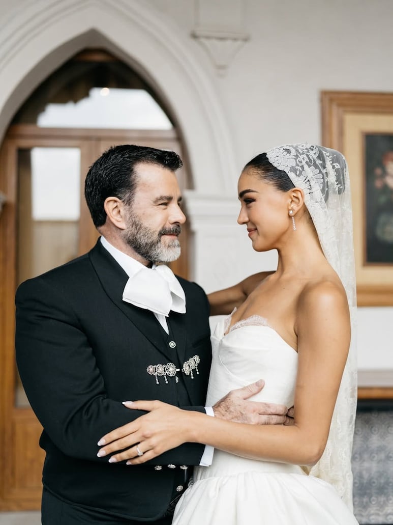 Eduardo Capetillo abrazando a su hija Ale Capetillo en su boda