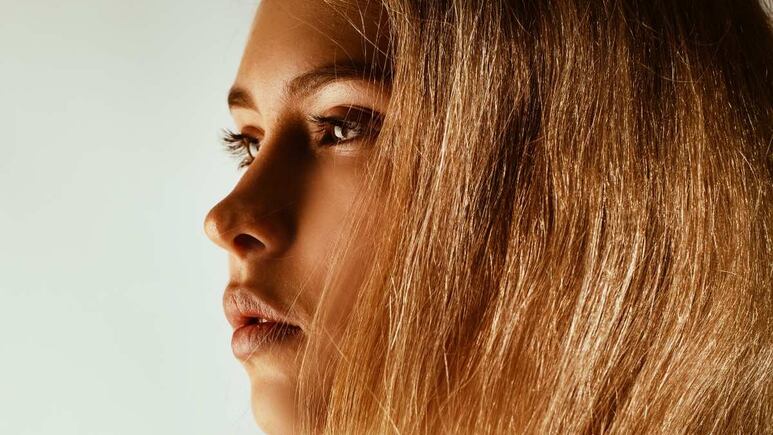 Woodlights, las mechas balayage caramelo que serán tendencia en 2023