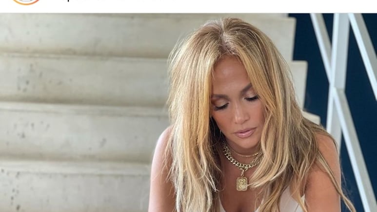 Jennifer Lopez presume outfit con chamarra puffer rosa al estilo de Barbie