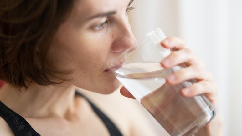 ¿Cuántos litros de agua debes tomar al día para rejuvenecer la piel y quitar arrugas?