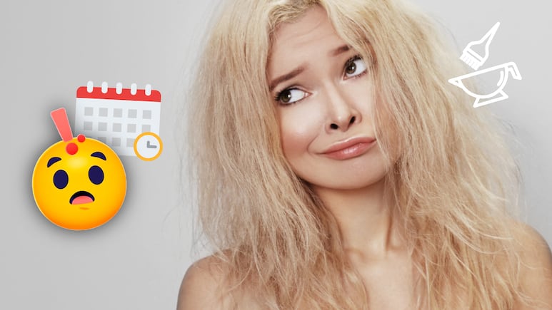 Mujer revisando su cabello dañado tras una decoloración