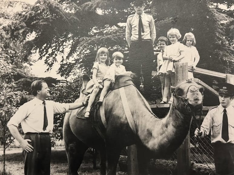 Charles Spencer conmueve con una foto inédita de Lady Di en su cumpleaños 64