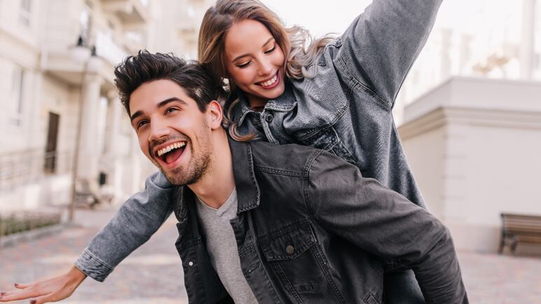 ¿Cómo saber si le gustas a un hombre? 6 claves para averiguarlo