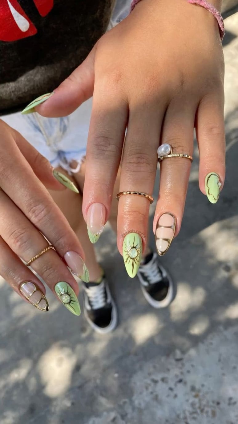 Uñas color verde matcha con diseños 3d dorados