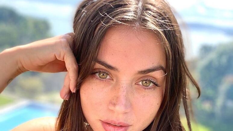 ¡Ya olvidó a Ben Affleck! Ana de Armas conquista red carpet de 'No time to die' con elegante vestido