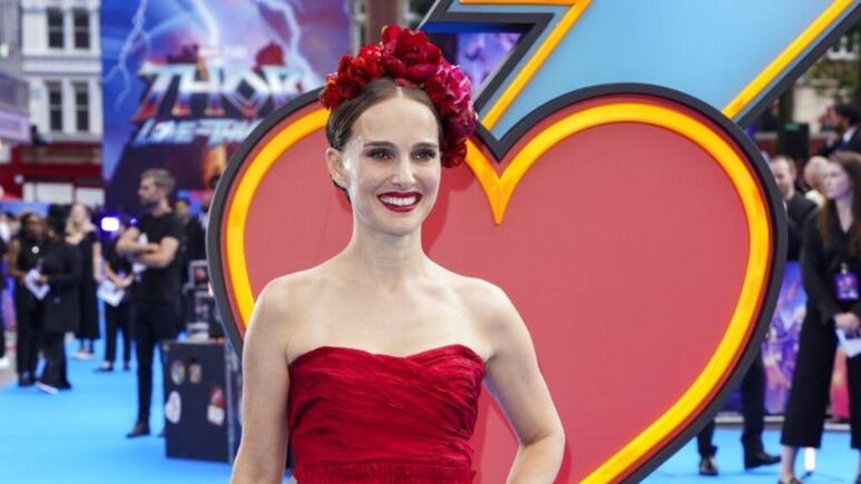 Natalie Portman presume mechas balayage rubias doradas en ‘Thor: amor y trueno’