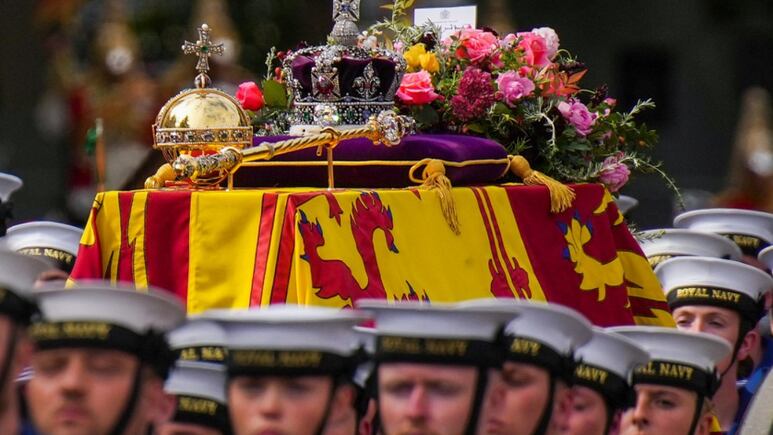 Este es el conmovedor significado de las flores sobre el ataúd de la reina Isabel II