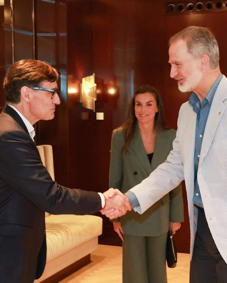 Reina Letizia con traje sastre verde de lino en Barcelona