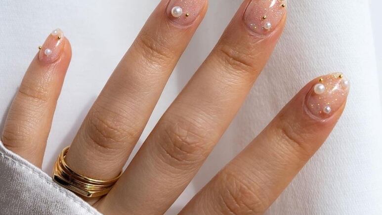 Uñas acrílico con perlas: 5 diseños románticos y elegantes para mujeres con uñas cortas o largas