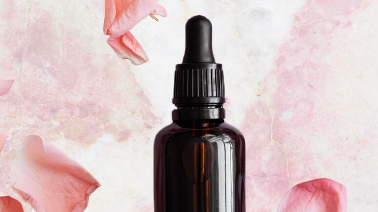 Rejuvenece la piel seca y madura con este aceite esencial antienvejecimiento
