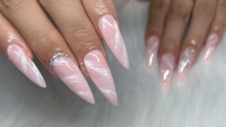 Uñas mármol: 5 diseños para lucir un manicure perfecto en otoño